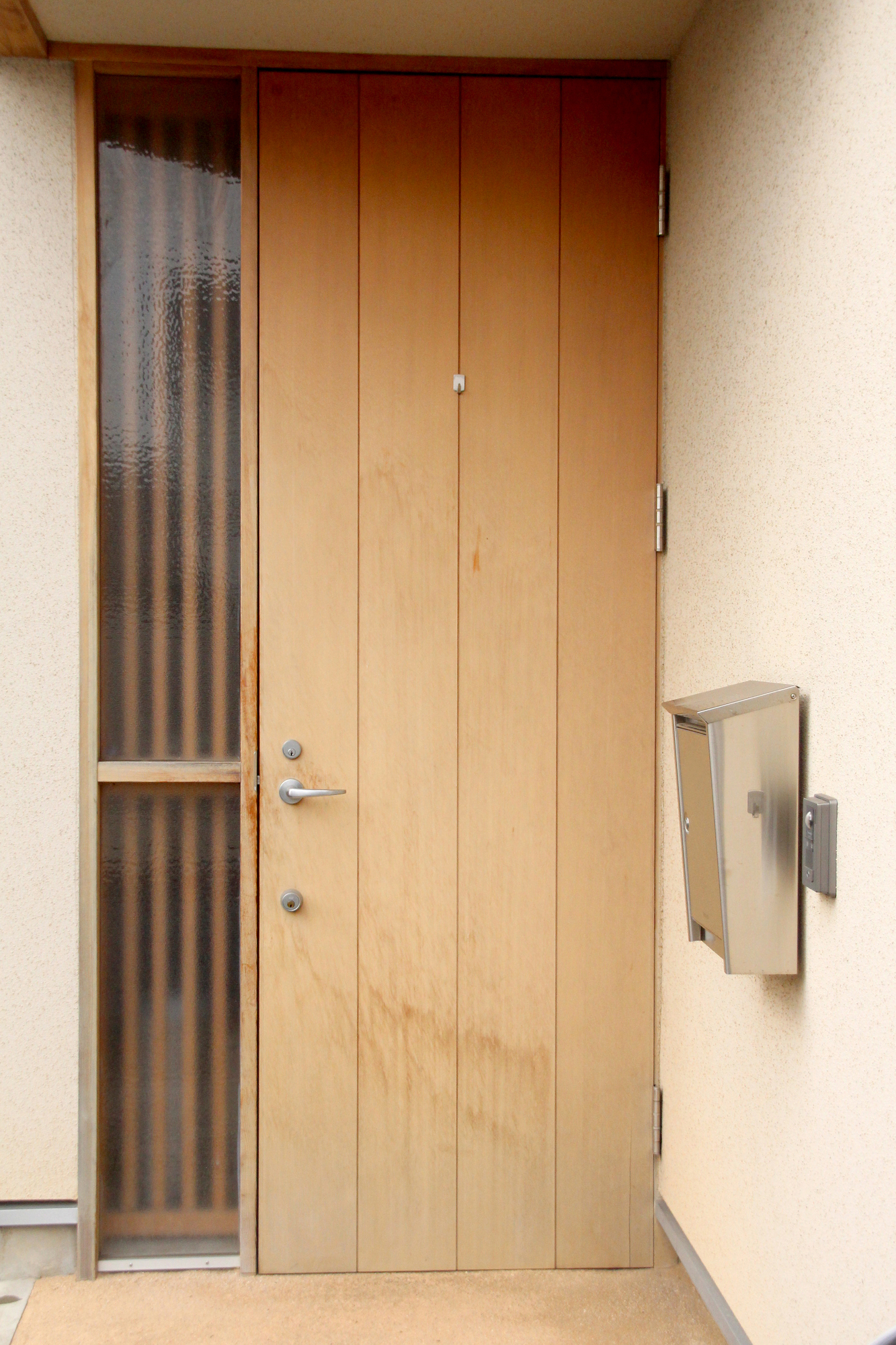 姫路市で玄関ドアの塗装before・藤原ペイント