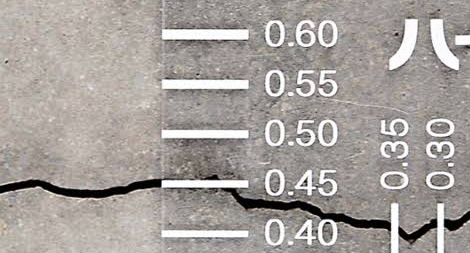クラックスケールでひび割れ測定・藤原ペイント