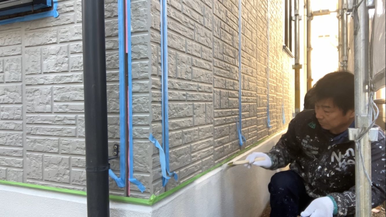 姫路市大津区でお家の基礎を塗装しています・藤原ペイント