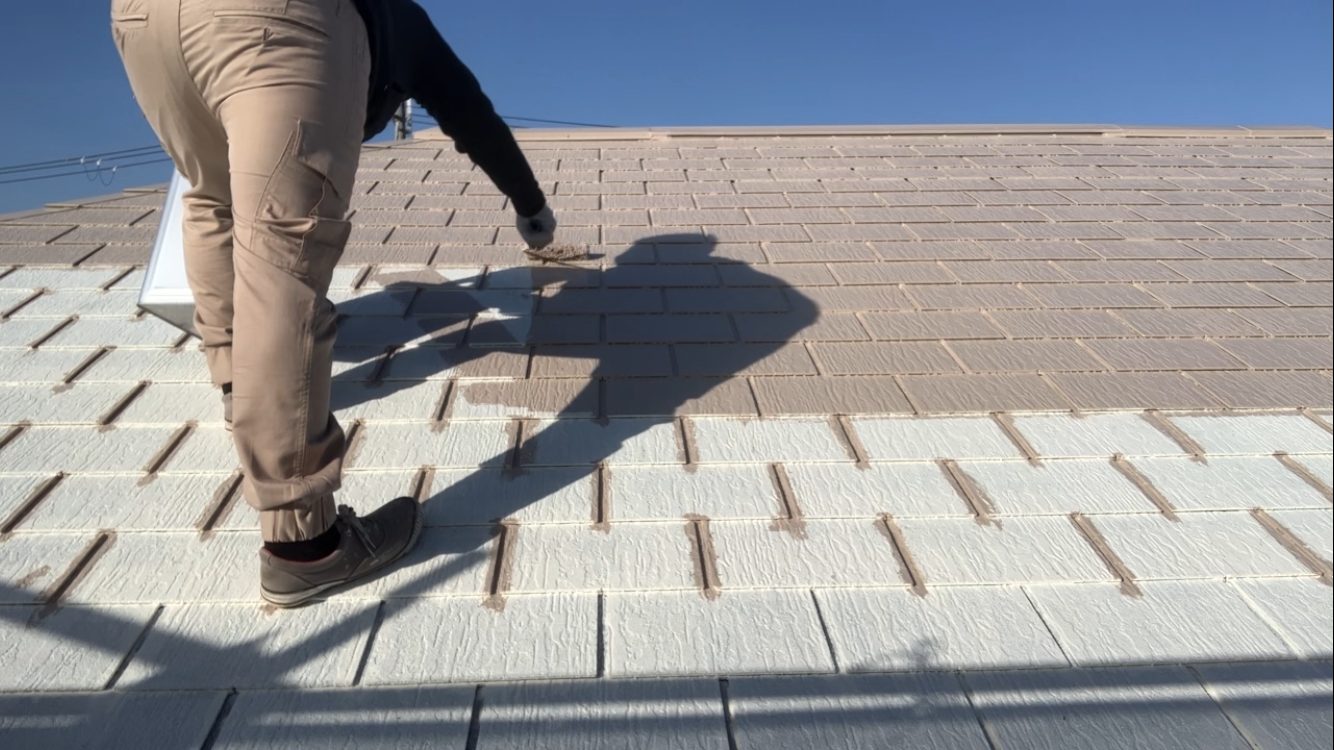 姫路市大津区で屋根塗装の中塗りをしている代表藤原健太・藤原ペイント