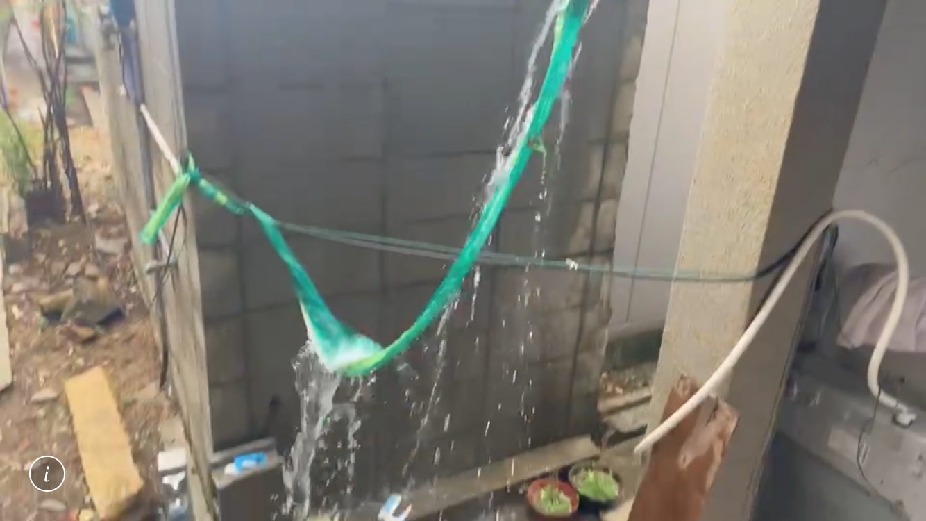 姫路市網干区の藤原ペイントでドレンの所の養生に穴を開けたら勢いよく水がながれた・藤原ペイント