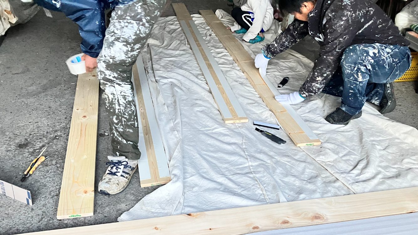 塗料倉庫でソーラーパネルに敷く足場板を作成中・藤原ペイント