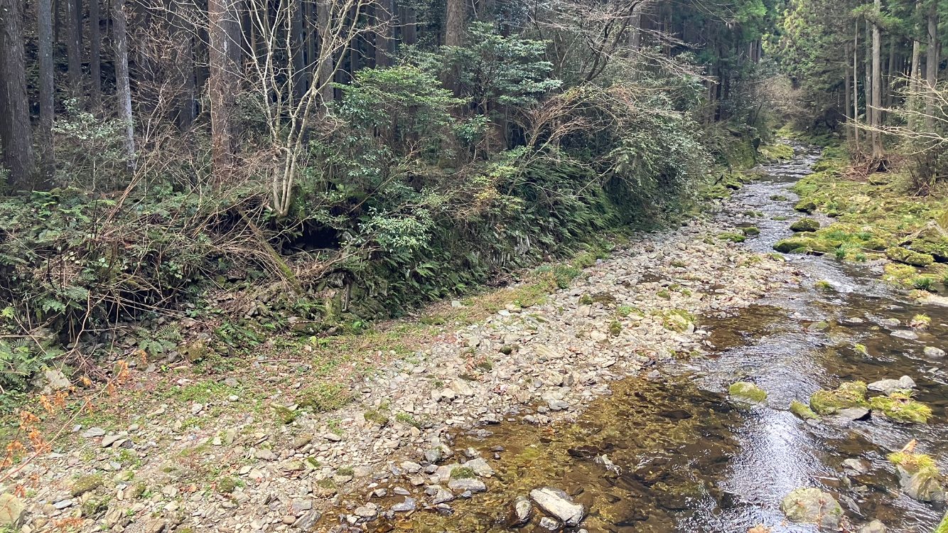 塗装の前に自然豊かな山奥の風景・藤原ペイント