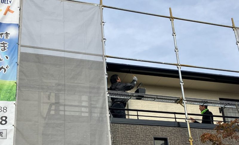 姫路市大津区で付帯部の上塗りをしている職人の藤原一也・藤原ペイント
