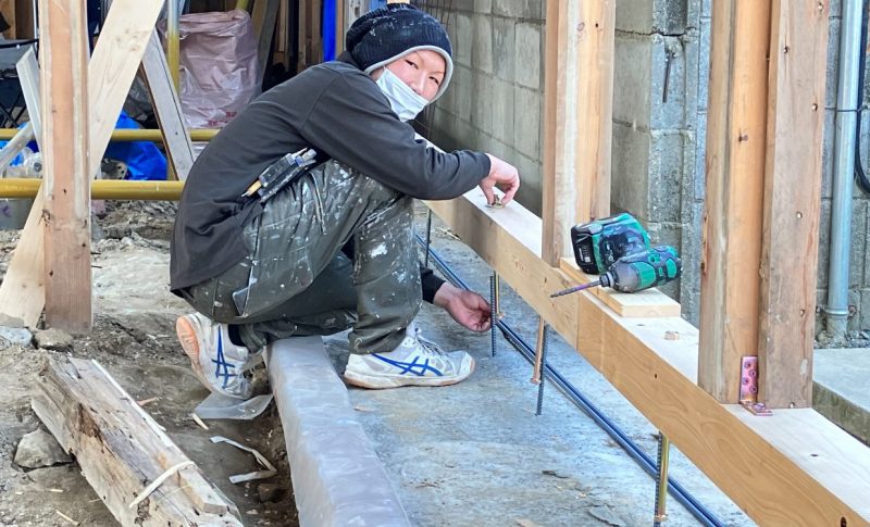 姫路市網干区で塗装以外の作業を行う矢木君・藤原ペイント