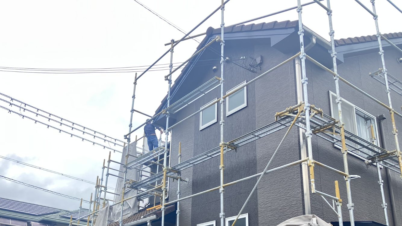 姫路市書写で外壁塗装が終わり足場シート撤去中・藤原ペイント