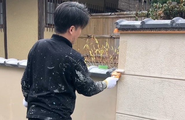 姫路市周辺のたつの市日山で外壁塗装で塀の塗装下塗り・藤原ペイント