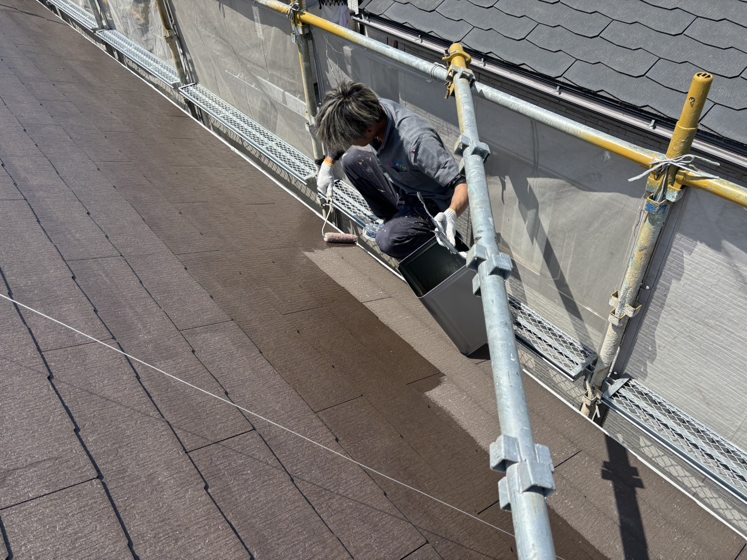 姫路市西庄で屋根塗装下塗り1回目・藤原ペイント