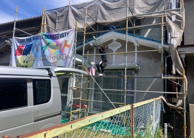 姫路市で外壁塗装の下塗りのパーフェクトサーフ塗布・藤原ペイント