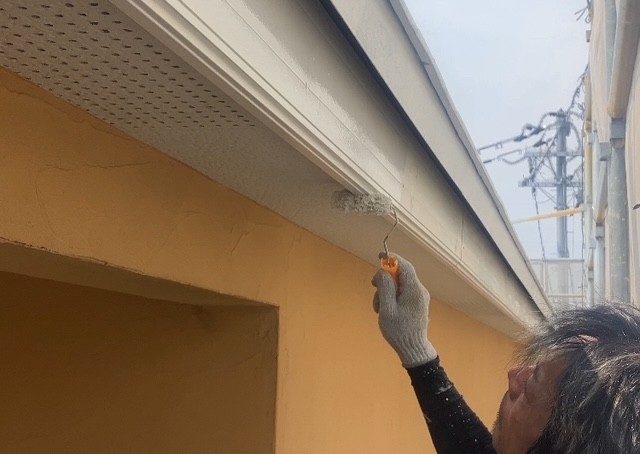 姫路市大津区長松で付帯部塗装の下塗り、グランセラトップ2液ファイン・藤原ペイント