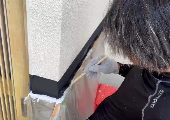 姫路市大津区平松で外壁塗装の漆喰部分を水性ケンエースのブラックで上塗り・藤原ペイント