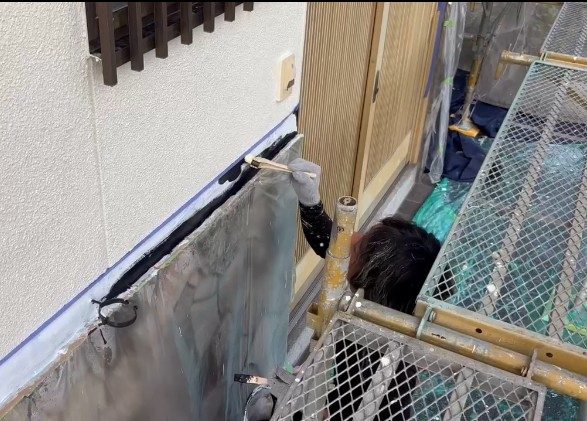 姫路市大津区平松で外壁塗装の漆喰部分を水性ケンエースのブラックを使用・藤原ペイント""